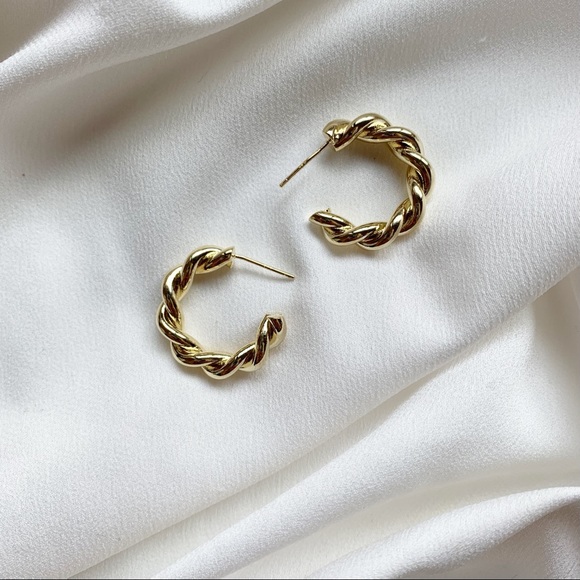 Gold twist hoop earrings - Picture 2 of 9